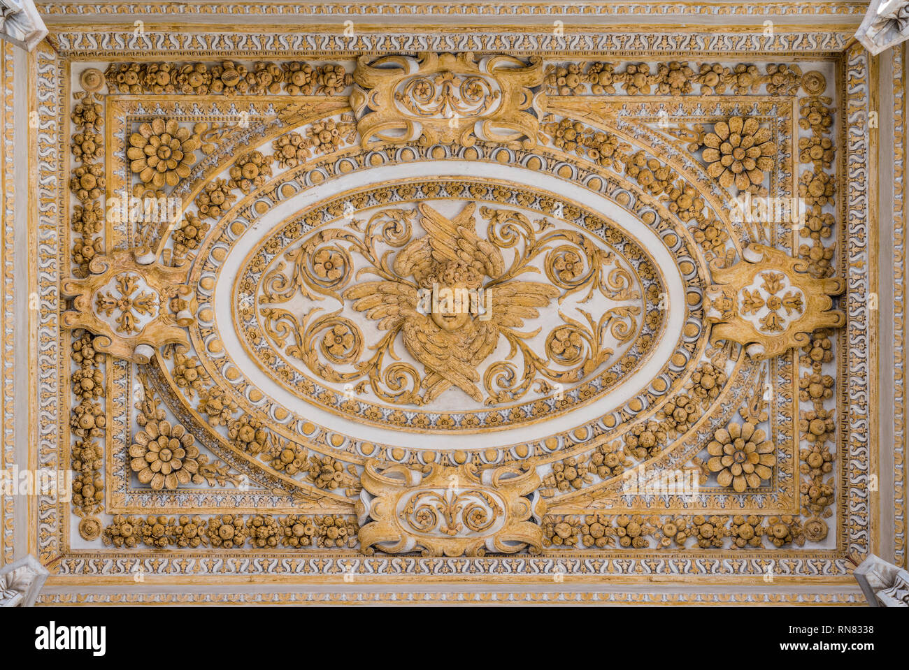 Stuckdekorationen in der Decke des Portikus in St. Peter Basilika in Rom, Italien. Stockfoto