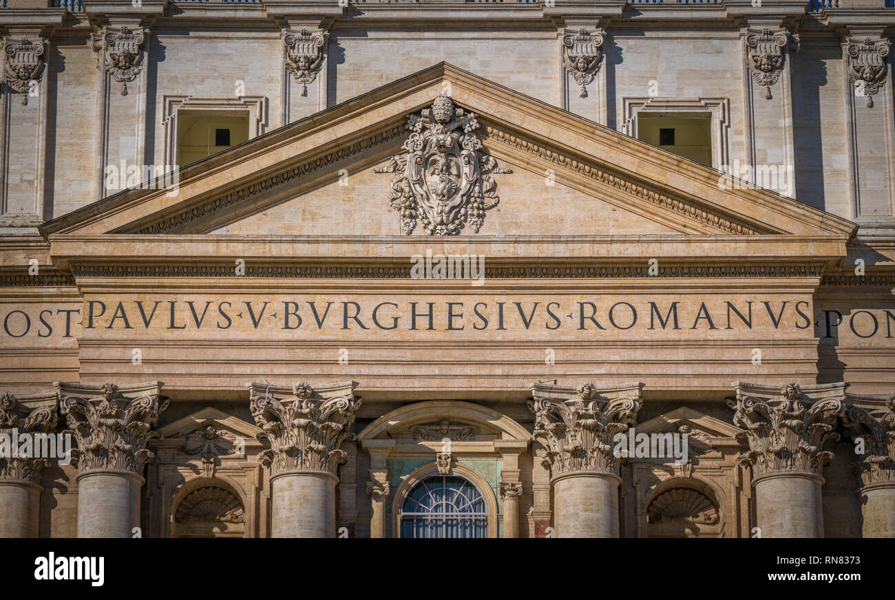 Fassade mit Paulus V Wappen, St. Peter Basilika in Rom, Italien. Stockfoto