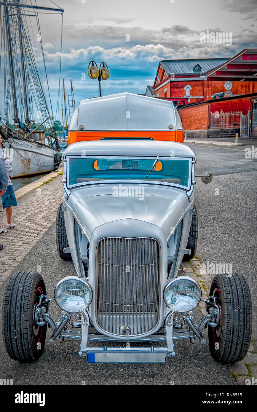 Ein klassisches Grau hotrod Auto auf einer Straße in Schweden geparkt. Stockfoto