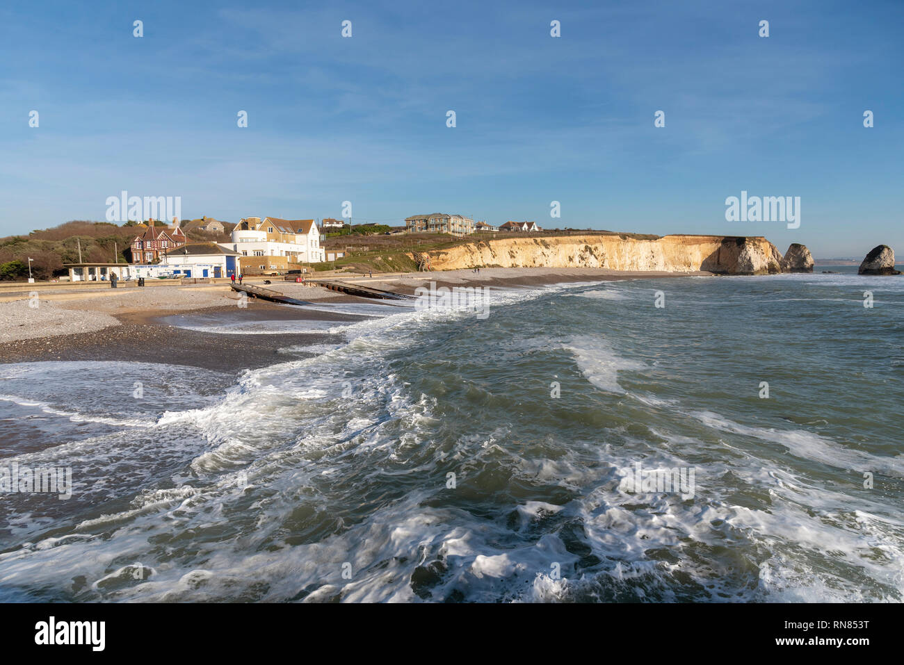 Freshwater Bay, Isle of Wight, England, UK. Februar 2019. Flut auf einem Winter Nachmittag auf der Isle of Wight Stockfoto