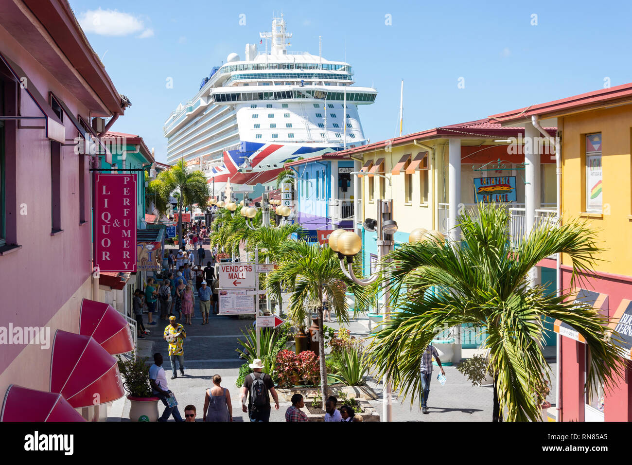 Heritage Quay Open-Air-Einkaufszentrum mit P&O Britannia Kreuzfahrt Schiff hinter, St. John's, Antigua, Antigua und Barbuda, Kleine Antillen, Karibik Stockfoto