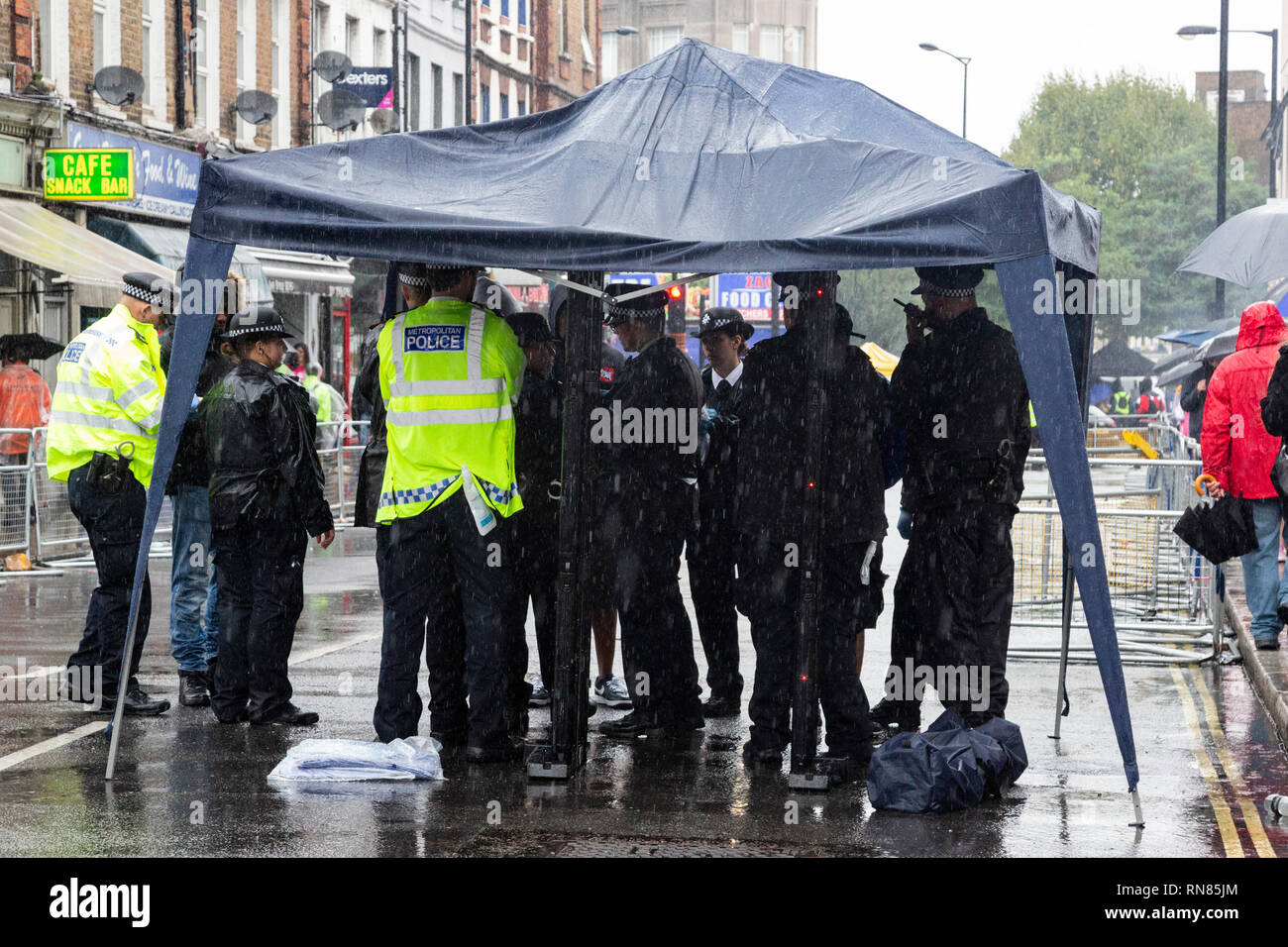 Die Polizei durchführen und Suche Betrieb bei Notting Hill Carnival, London, England, Vereinigtes Königreich Stockfoto