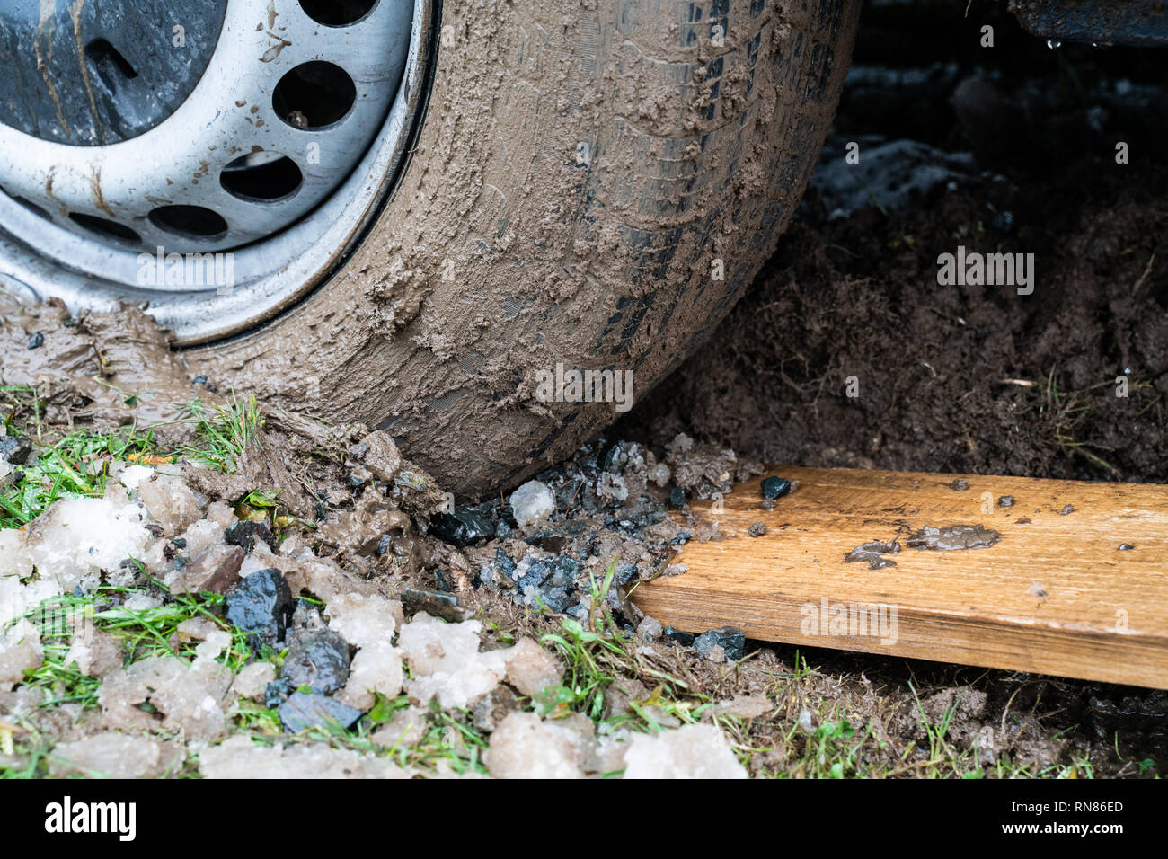 Auto im Schlamm begraben Stockfoto