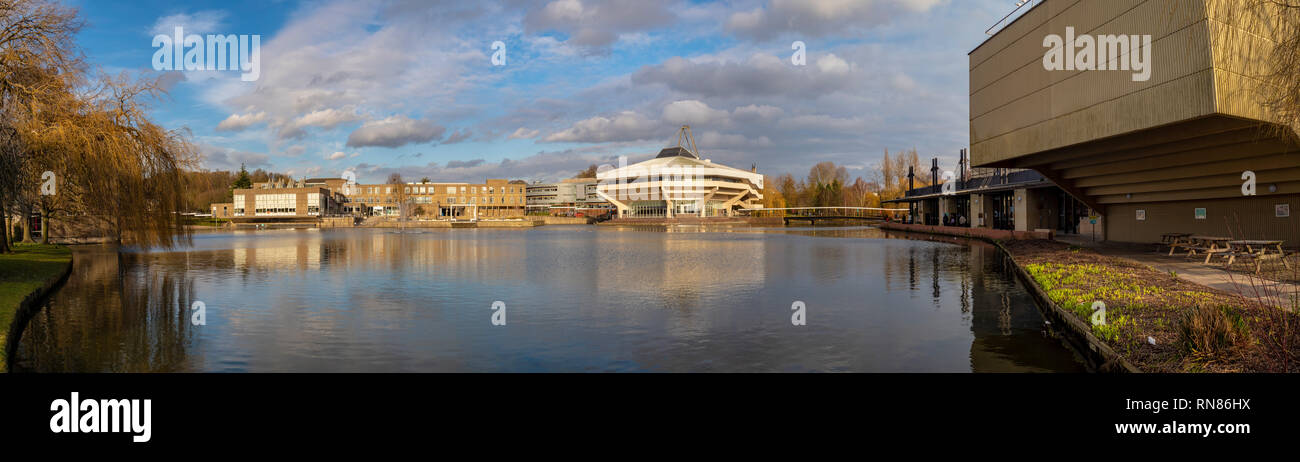 Panoramabild der zentralen Halle und den See an der York University, UK. Beispiel für Brutalist Architektur aus den 60er Jahren Stockfoto