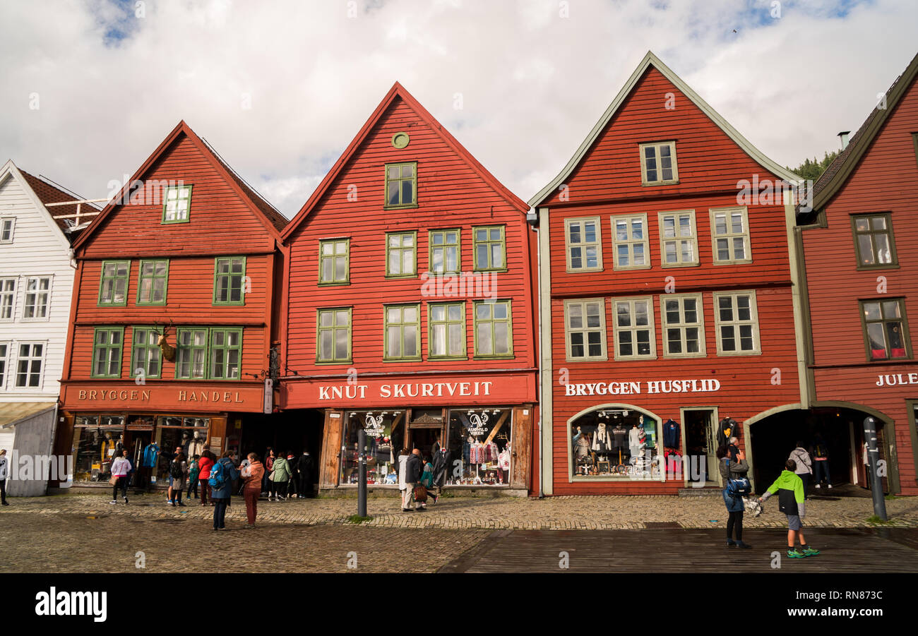 Traditionelle Bryggen Gebäude und Touristen zu Fuß entlang der berühmten Attraktion Straße. Stockfoto