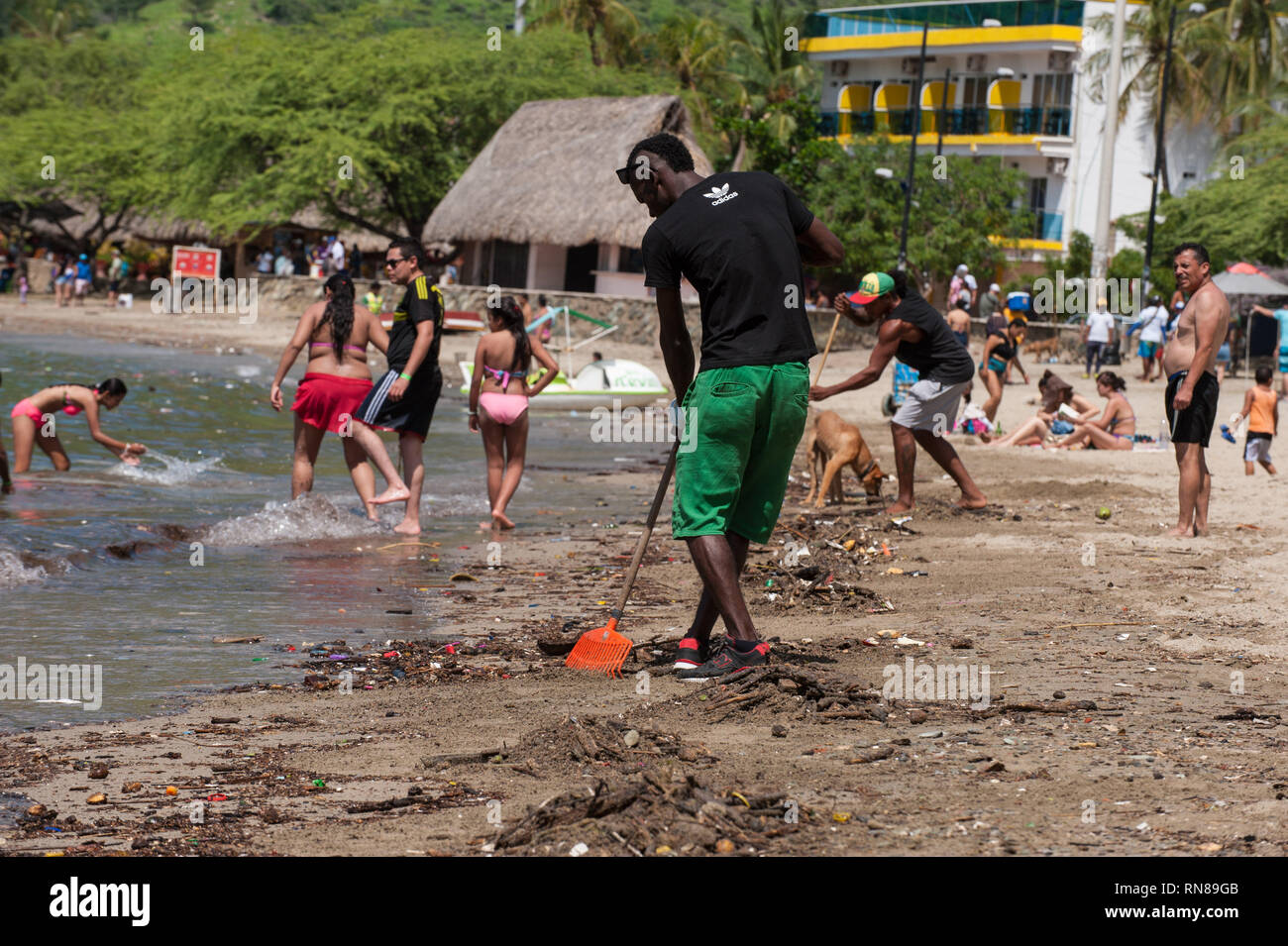 Taganga, Santa Marta, Kolumbien: Bürger sauber den Strand von Müll. Stockfoto