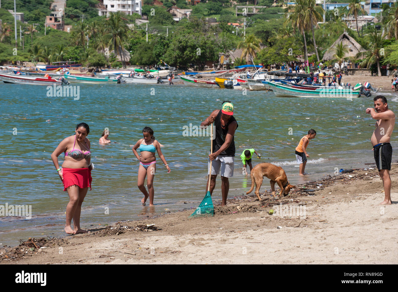 Taganga, Santa Marta, Kolumbien: Bürger sauber den Strand von Müll. Stockfoto
