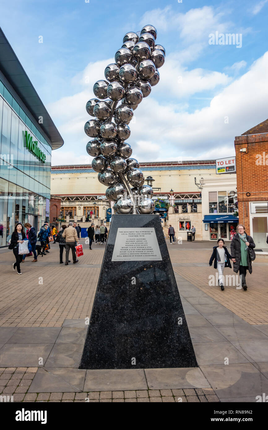 Eine moderne, zeitgenössische Kunstwerke Monument, bestehend aus glänzenden silbernen Kugeln auf Beidgewater Weg in Windsor, Berkshire, Großbritannien Stockfoto