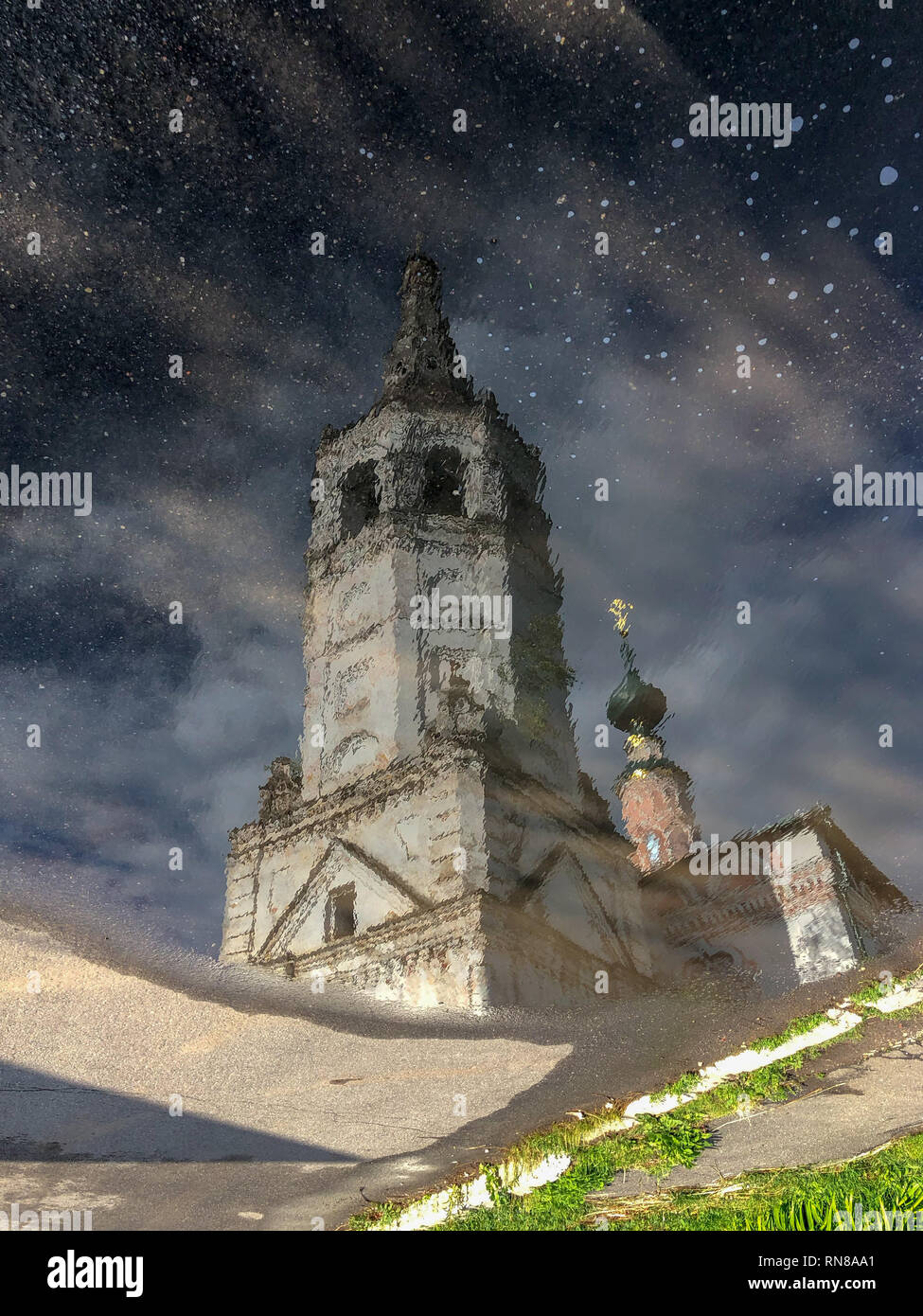 Kirche des Hl. Nikolaus, im Sommer eine Kirche, in der süd-westlichen Teil der Susdaler Kreml und in 1720-1739 gebaut. In einer Pfütze von Wasser wider. Stockfoto