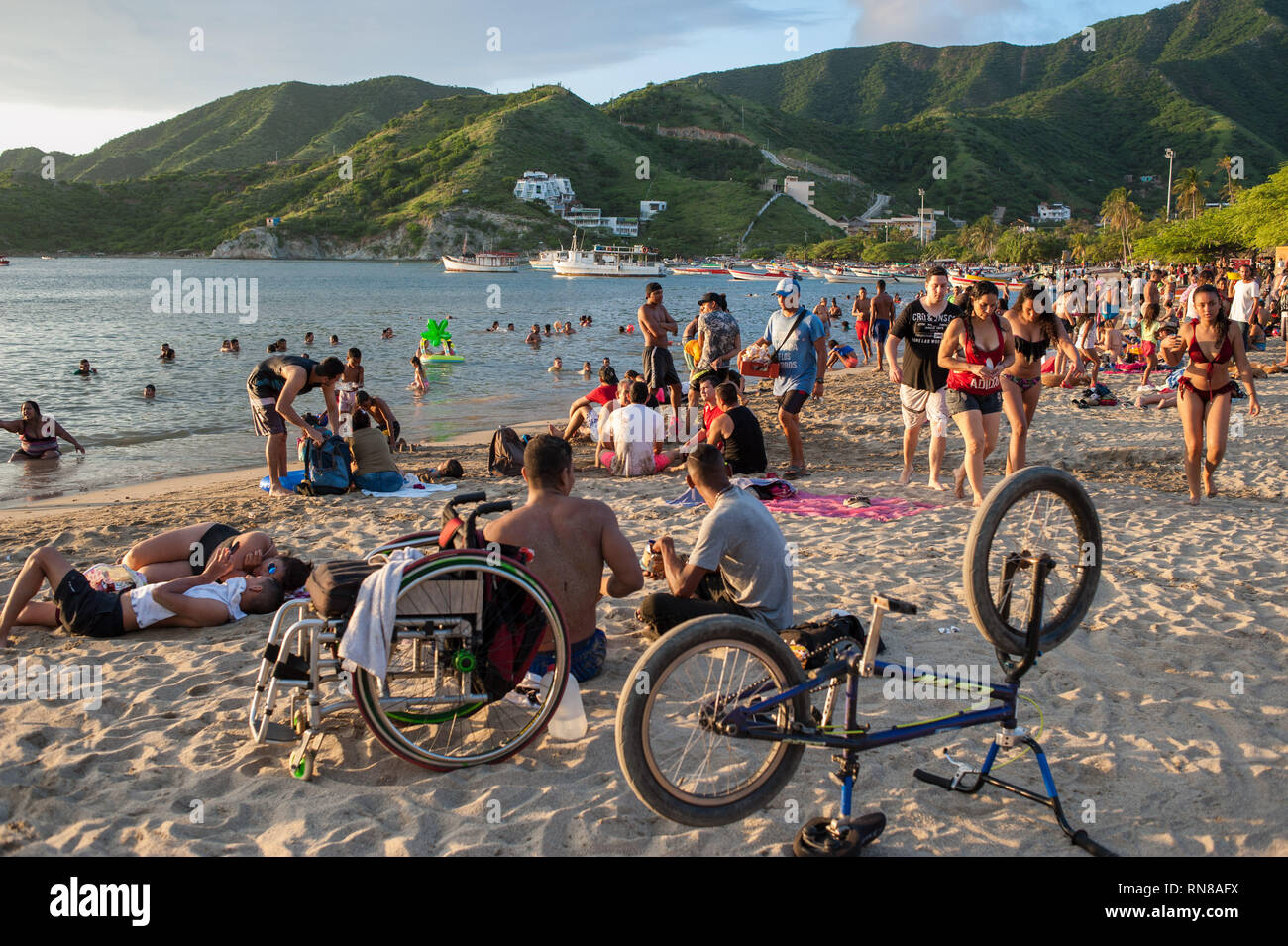 Taganga, Santa Marta, Kolumbien: Touristen am Strand. Stockfoto