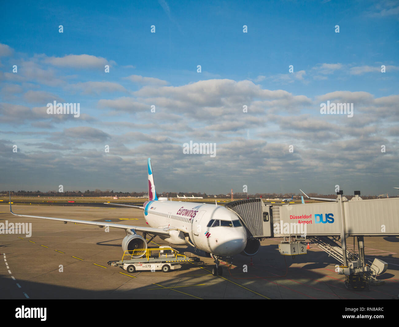 Airbus 320-Flugzeuge, die auf der Schürze am Flughafen Düsseldorf International, Deutschland. Stockfoto