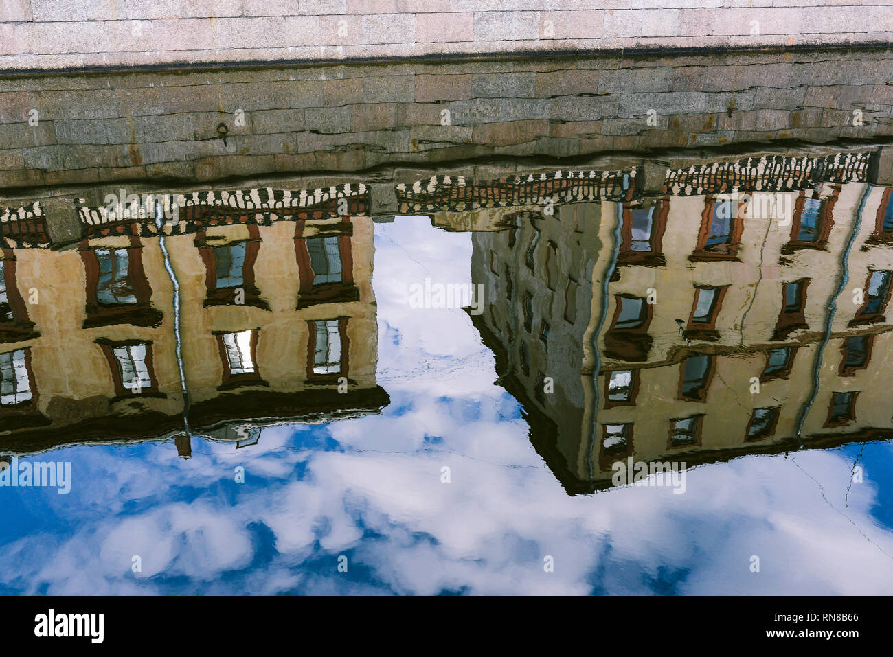 Texturen von Häusern in St. Petersburg. Spiegelbild im Wasser Stockfoto