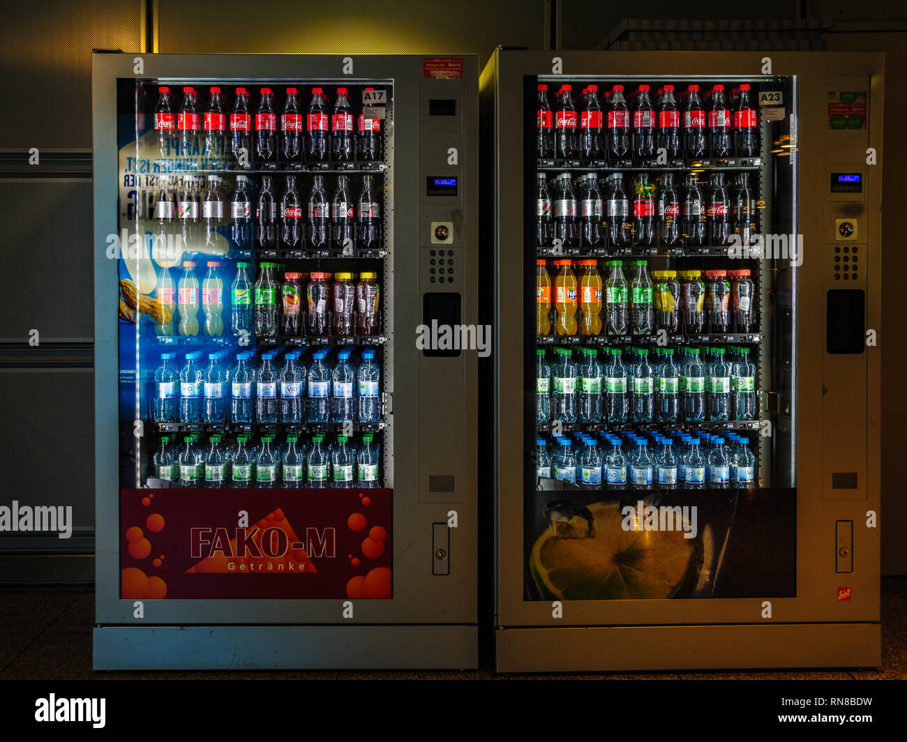 Getränkeautomaten am Flughafen, Deutschland. Stockfoto