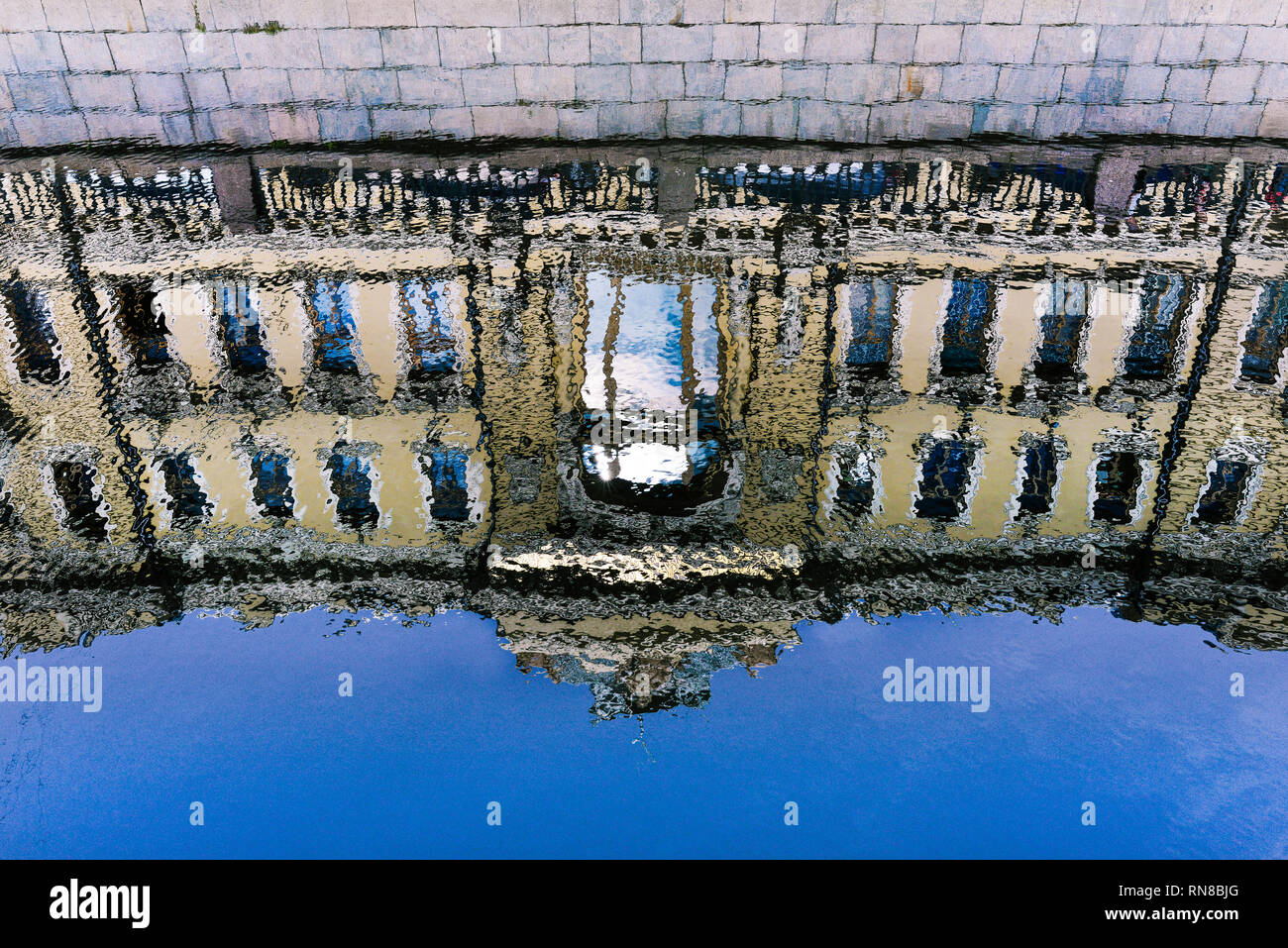 Helles Haus der Stadt St. Petersburg. Spiegelbild der Straßen im Wasser Stockfoto