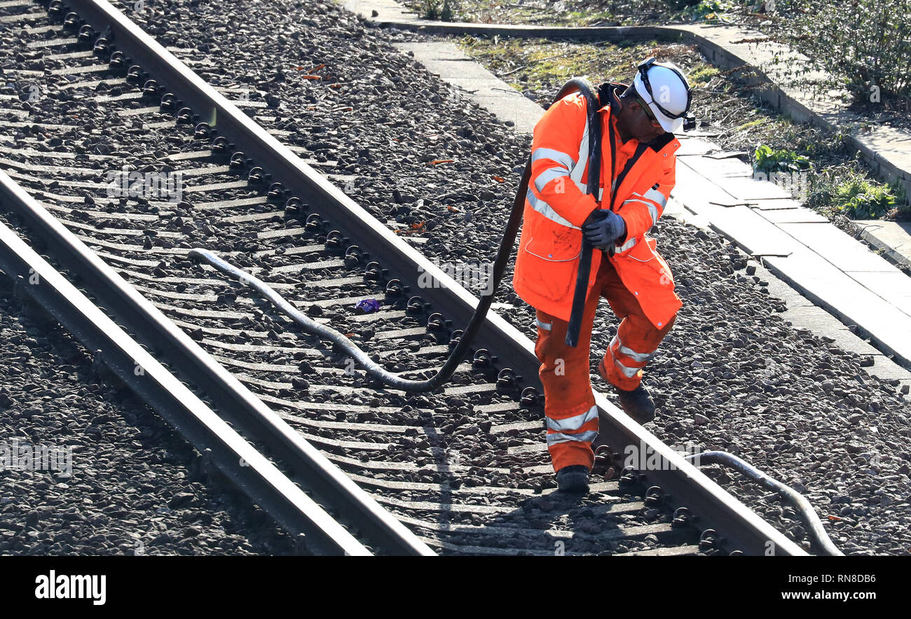 Ein Ingenieur arbeiten am südlichen Ende die Brighton Main Line (BML) in der Nähe von Brighton, Sussex, als einer der verkehrsreichsten Eisenbahnstrecken Großbritanniens bleibt geschlossen, was zu schwerwiegenden Beeinträchtigungen für die Fahrgäste. Stockfoto