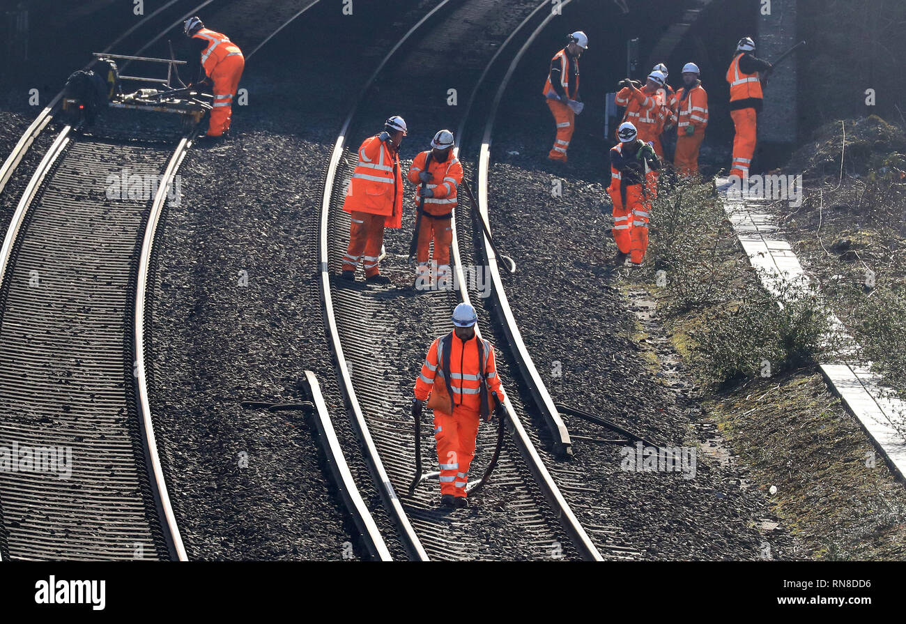 Ingenieure arbeiten an der das südliche Ende von die Brighton Main Line (BML) in der Nähe von Brighton, Sussex, als einer der verkehrsreichsten Eisenbahnstrecken Großbritanniens bleibt geschlossen, was zu schwerwiegenden Beeinträchtigungen für die Fahrgäste. Stockfoto