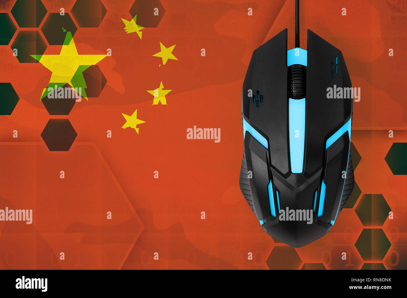 China Flagge und moderne Hintergrundbeleuchtete Computer Maus. Konzept des Landes, die e-sport team Stockfoto
