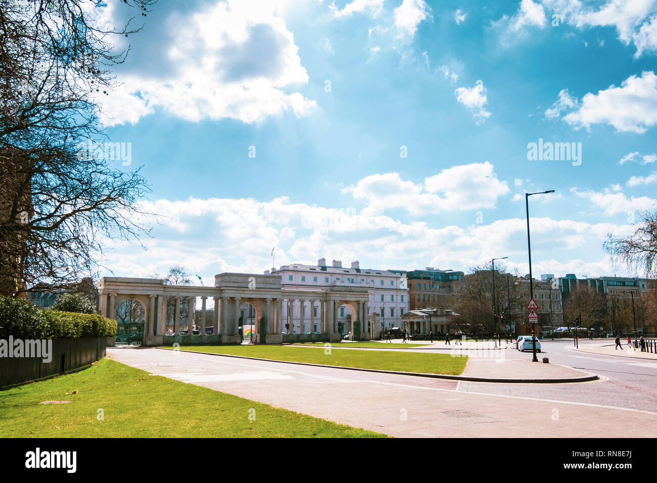 LONDON, Großbritannien - 21.März 2018: Eingang im Hyde Park Corner an einem sonnigen Tag im Frühling. Stockfoto