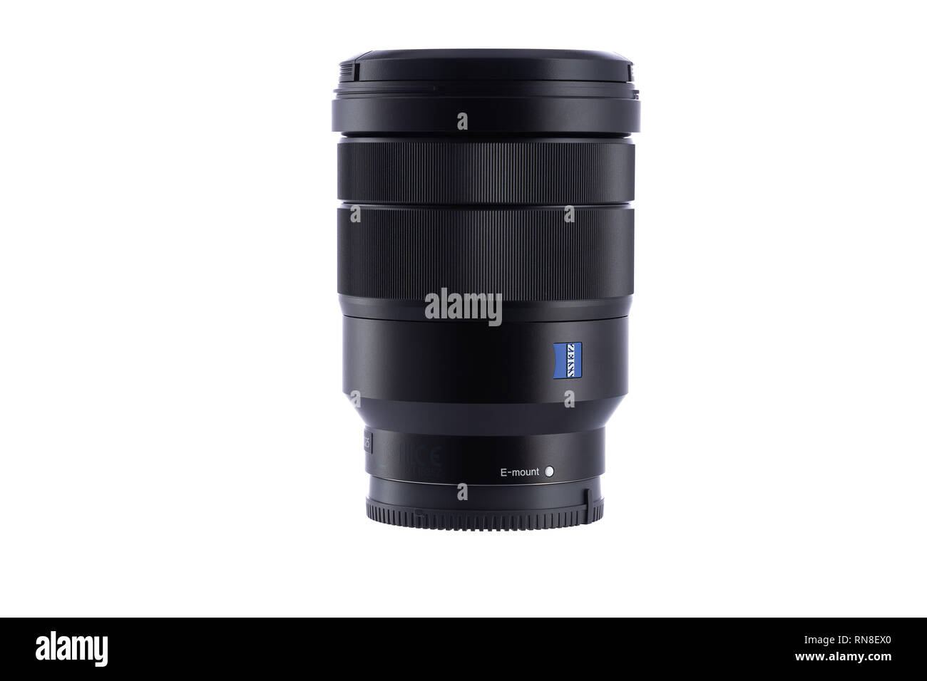 Varna, Bulgarien - Februar 07,2019: Bild von Sony FE 16-35 mm f/4 OSS Vario-Tessar T* ZA Objektiv auf einem weißen Hintergrund. Stockfoto