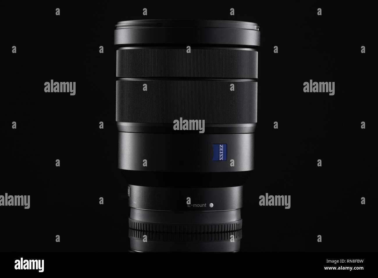 Varna, Bulgarien - Februar 07,2019: Bild von Sony FE 16-35 mm f/4 OSS Vario-Tessar T* ZA Objektiv auf einem schwarzen Hintergrund. Stockfoto
