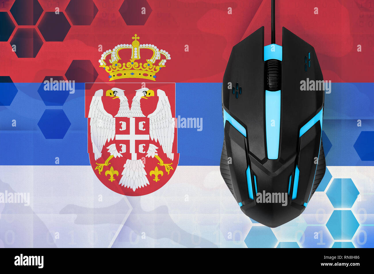 Serbien Flagge und moderne Hintergrundbeleuchtete Computer Maus. Konzept des Landes, die e-sport team Stockfoto