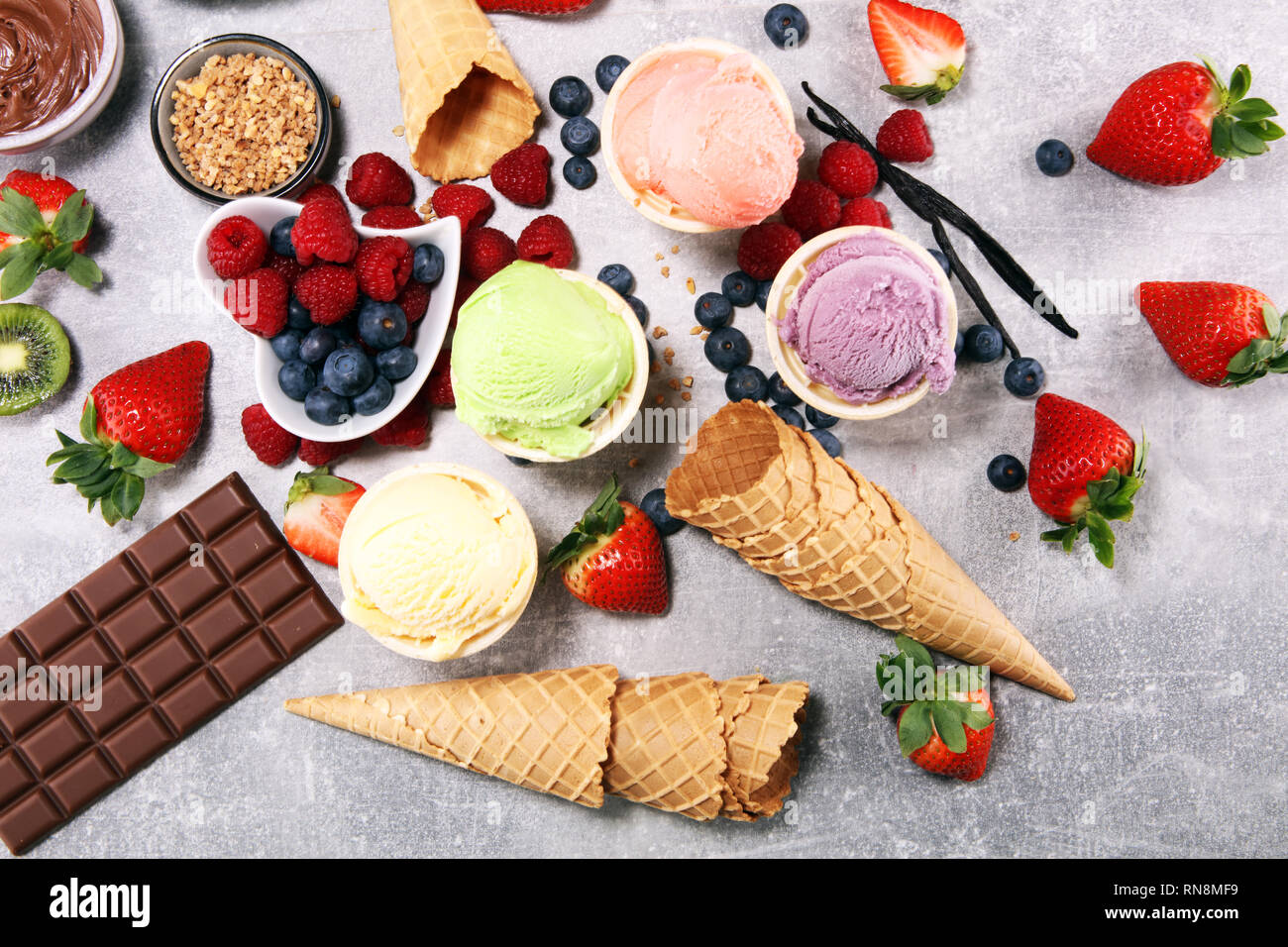 Satz von Eis Kugeln in verschiedenen Farben und Geschmacksrichtungen mit Beeren, Nüssen und Früchten und Vanille Stockfoto