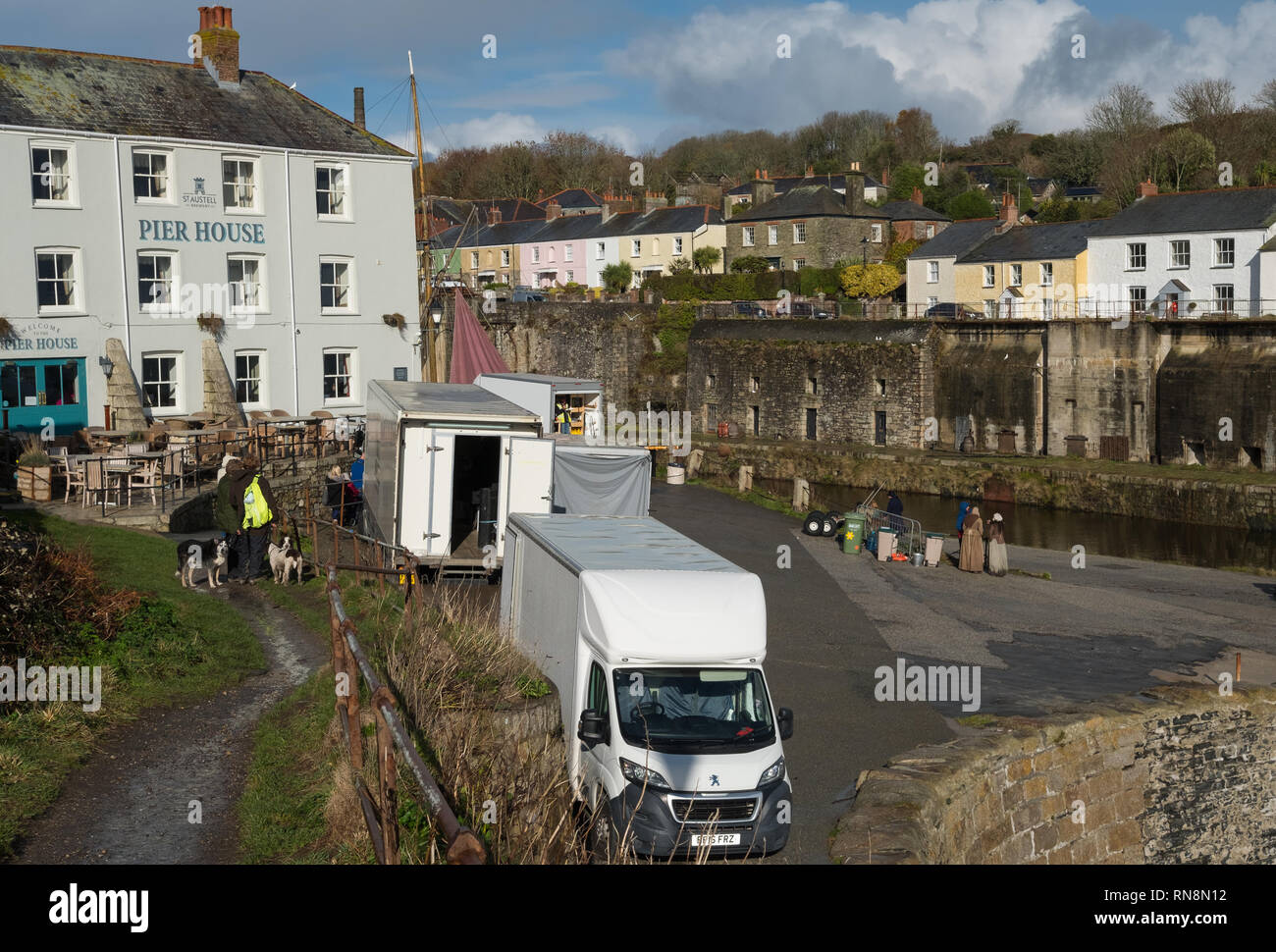 Menschen beobachten Poldark hinter der Verpflegung und Ausrüstung Fahrzeuge, Charlestown, Cornwall, England, die gefilmt werden Stockfoto