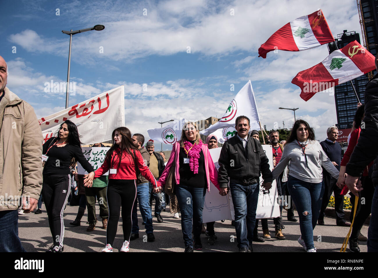 Demonstranten marschieren mit gefalteten Händen während des Protestes gesehen. Bürger marschierten durch Beirut in einem Protest gegen die wirtschaftliche Ungleichheit und erschreckende Mangel an grundlegenden öffentlichen Dienstleistungen im Libanon. Aufruf für eine nicht-säkularen Regierung Struktur, effiziente öffentliche Dienstleistungen und ein Ende der Korruption, sagen Sie, dass Sie alle zwei Wochen kommen zur friedlichen Druck auf einem Status quo, unerträglich für zu lang wurde. Beirut, Libanon. Stockfoto