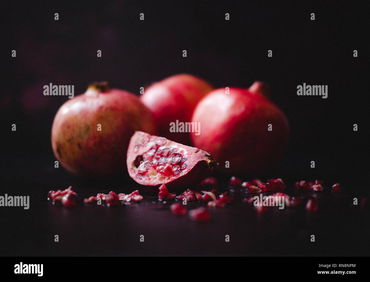 Immer noch leben Der granatäpfel in einer holländischen Meister Stil, in natürlichem Licht gedreht. Die Frucht hat geschnitten worden öffnen Sie den Edelstein zu offenbaren - wie Samen innerhalb. Stockfoto