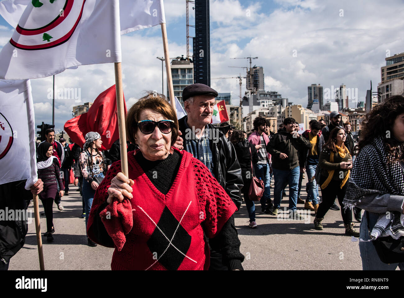 Eine Frau gesehen, die eine Flagge während des Protestes. Bürger marschierten durch Beirut in einem Protest gegen die wirtschaftliche Ungleichheit und erschreckende Mangel an grundlegenden öffentlichen Dienstleistungen im Libanon. Aufruf für eine nicht-säkularen Regierung Struktur, effiziente öffentliche Dienstleistungen und ein Ende der Korruption, sagen Sie, dass Sie alle zwei Wochen kommen zur friedlichen Druck auf einem Status quo, unerträglich für zu lang wurde. Beirut, Libanon. Stockfoto