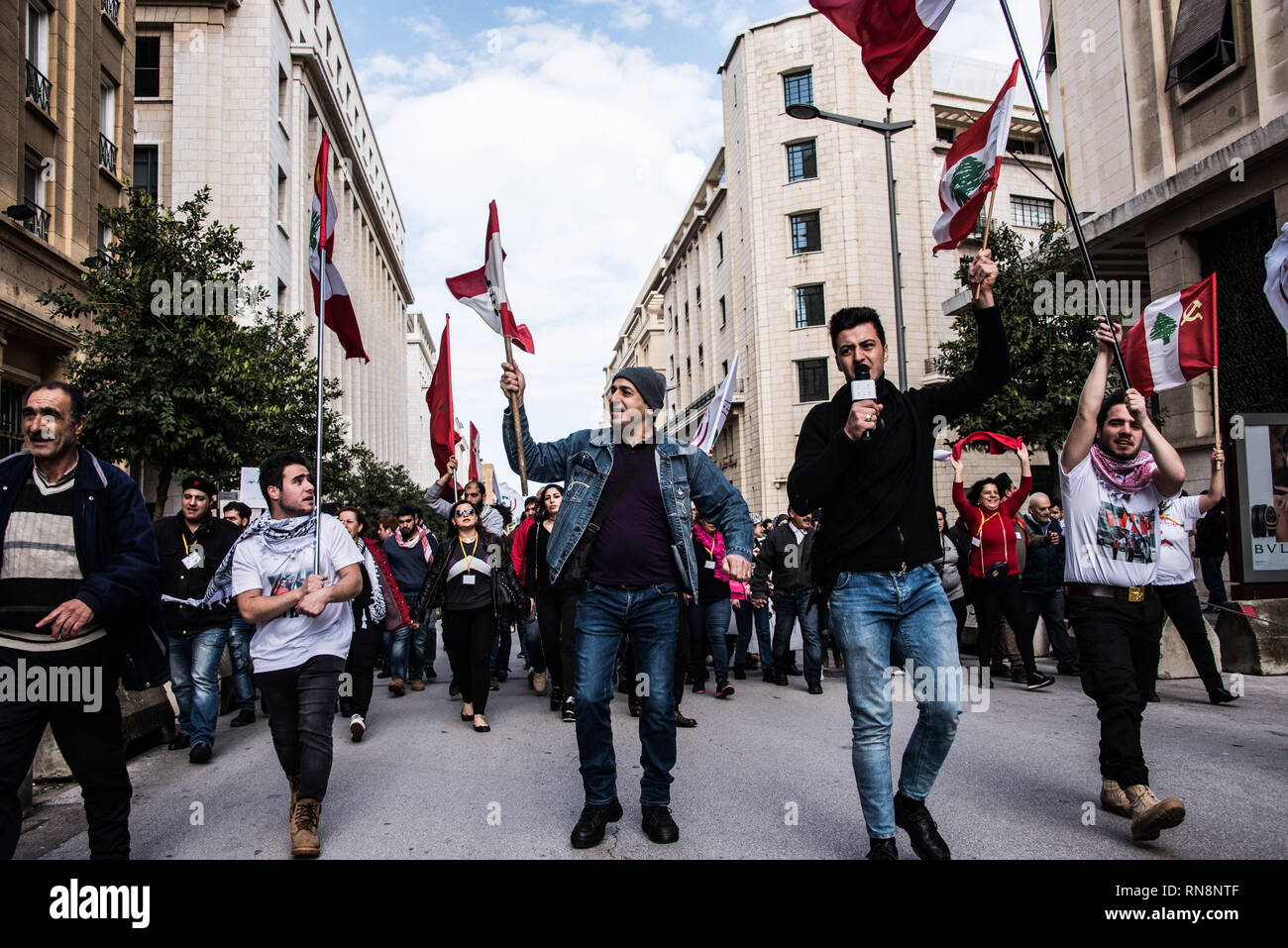 Ein Demonstrator beobachtet, als er auf einem Mikrofon, während auf der Straße während des Protestes marschieren. Bürger marschierten durch Beirut in einem Protest gegen die wirtschaftliche Ungleichheit und erschreckende Mangel an grundlegenden öffentlichen Dienstleistungen im Libanon. Aufruf für eine nicht-säkularen Regierung Struktur, effiziente öffentliche Dienstleistungen und ein Ende der Korruption, sagen Sie, dass Sie alle zwei Wochen kommen zur friedlichen Druck auf einem Status quo, unerträglich für zu lang wurde. Beirut, Libanon. Stockfoto