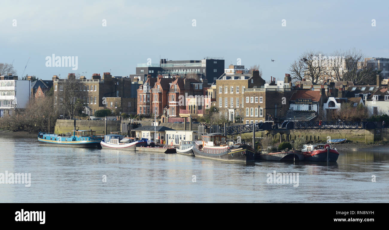 Gebäude am Fluss am unteren Mall, Hammersmith, London W6, UK Stockfoto