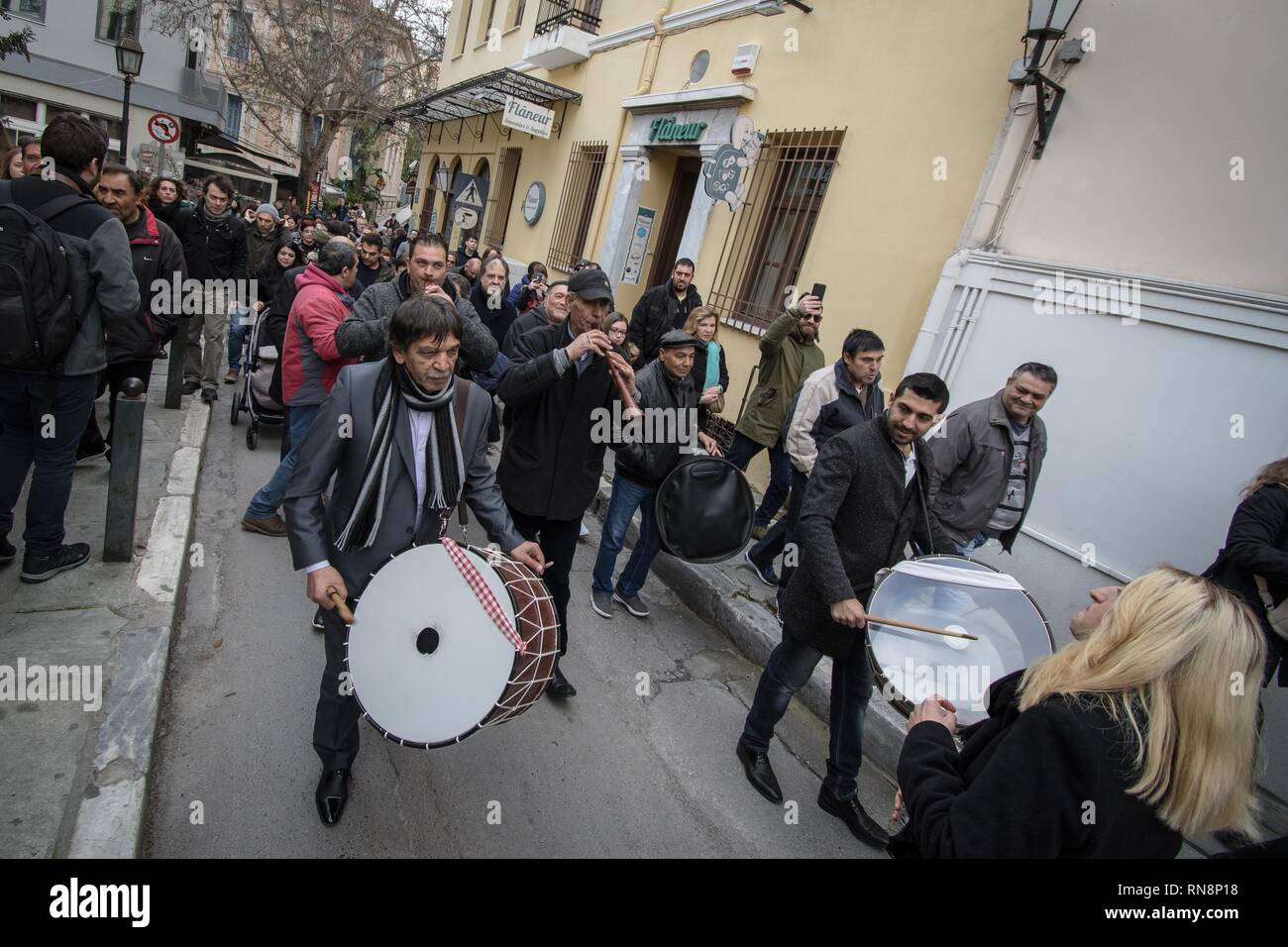 Teilnehmer spielen traditionelle Musik mit Trommeln während der benutzerdefinierten. Bell Träger präsentieren ihre Bräuche mit Tänzen und Musik in Athen, Griechenland. Eine benutzerdefinierte von Serres, wo die Teilnehmer Glocken und großen Masken mit Farben tragen. Stockfoto