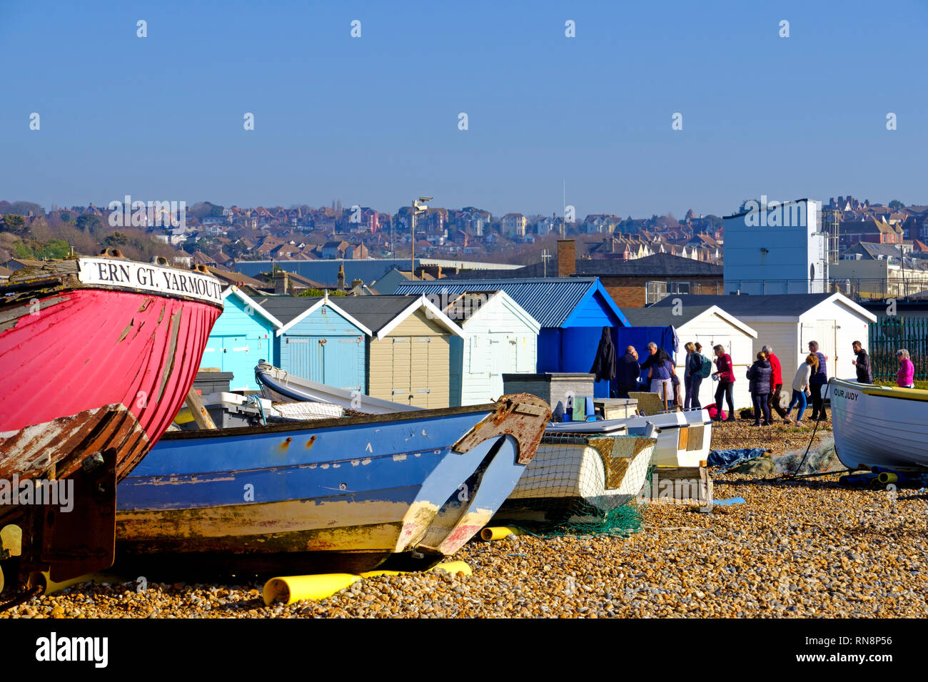Alte Fischerboote und Strandhütten auf der Bulverhythe Beach, West St Leonards-on-Sea, East Sussex, Großbritannien Stockfoto