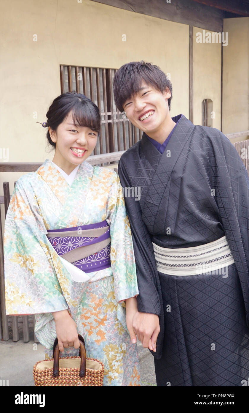 Jungen japanischen Paar yakuta tragen Kimonos in Kyoto. Stockfoto
