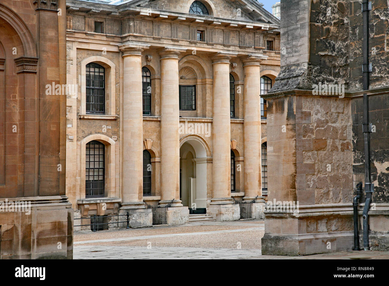Universität Oxford, Innenhof der Clarendon Gebäude und andere abgenutzte Gebäude aus Stein Stockfoto