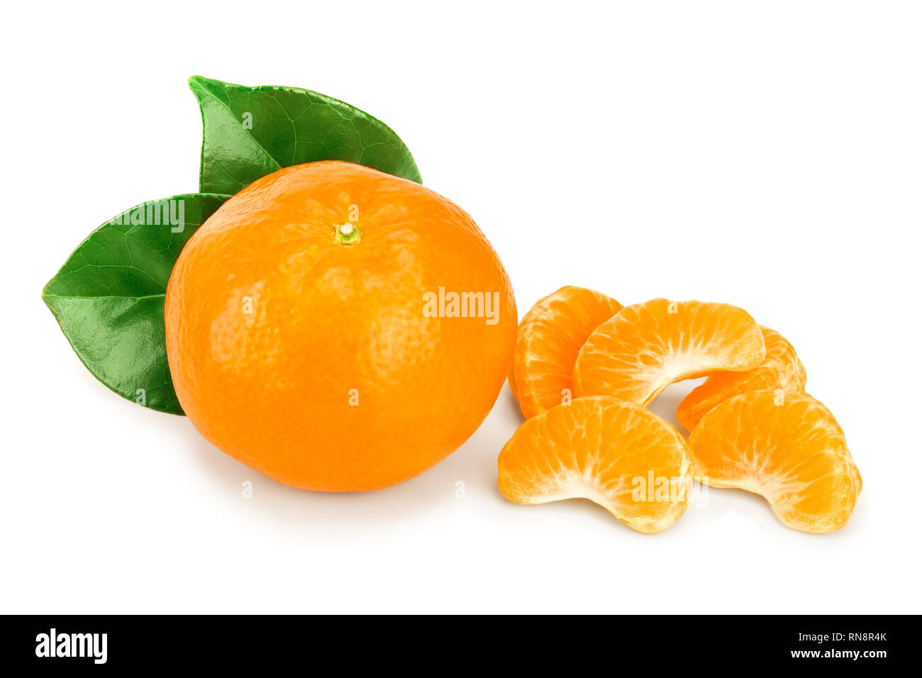 Tangerine oder Mandarin Obst mit Blättern auf weißem Hintergrund Stockfoto