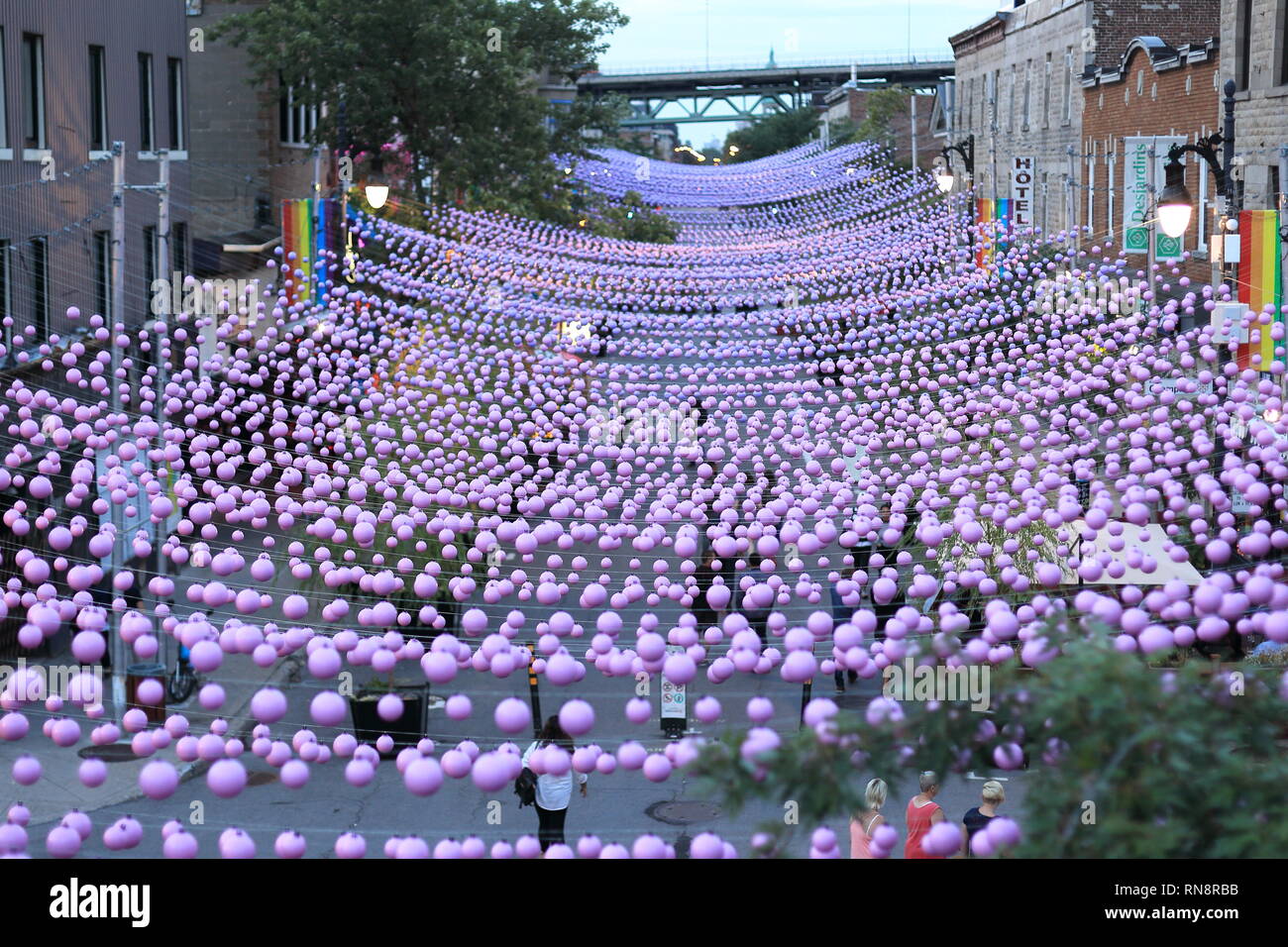 Quebec, Kanada. Rainbow Kugeln schmücken Montreal Gay Village Ste-Catherine Street entlang. Stockfoto