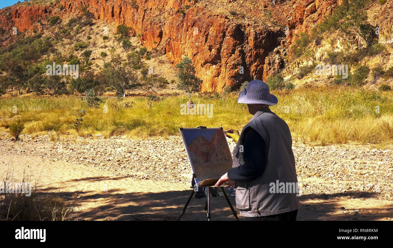 Nahaufnahme einer Künstlerin Malerei Glen Helen Gorge in den west macdonnell Ranges in der Nähe von Alice Springs. Stockfoto