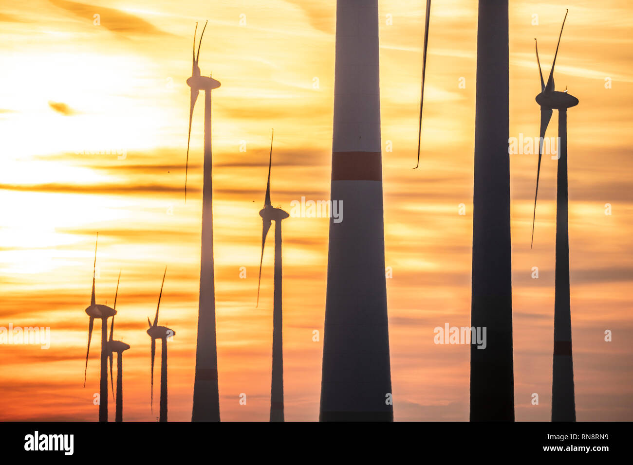 Windpark Utgast, Windpark, im Landkreis Wittmund, Ost Frida, Niedersachsen, Deutschland, Sonnenuntergang, Stockfoto