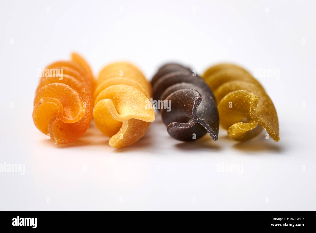 Nahaufnahme der verschiedenen Arten von Roh ungekocht Glutenfreie Fusilli Stockfoto