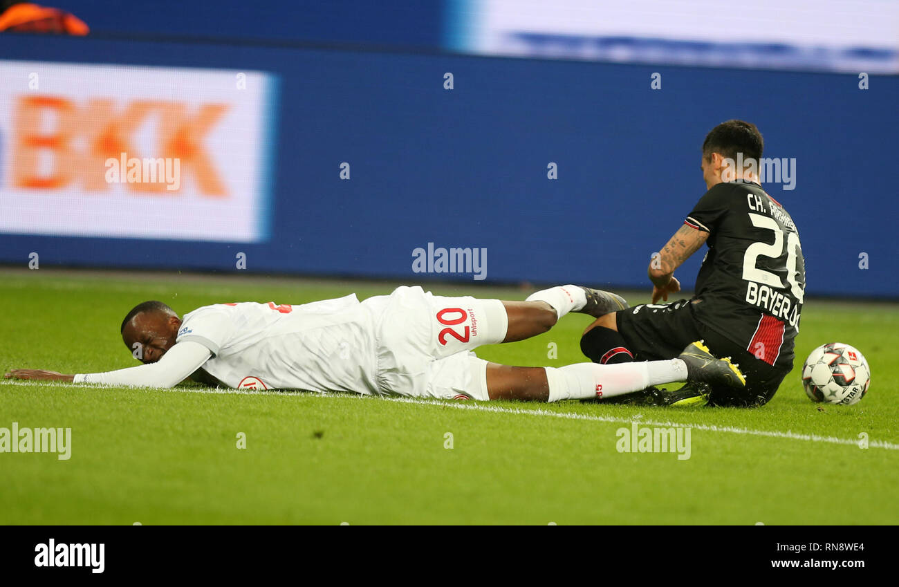 Charles Aranguiz aus Leverkusen, rechts, und Dodi Lukebakio von Düsseldorf sind in Aktion während der Bundesliga Fußball Match zwischen Bayer Leverkusen vs Fortuna Düsseldorf in der BayArena, Leverkusen gesehen. (Endstand; Bayer Leverkusen mit 2:0 Fortuna Düsseldorf) Stockfoto