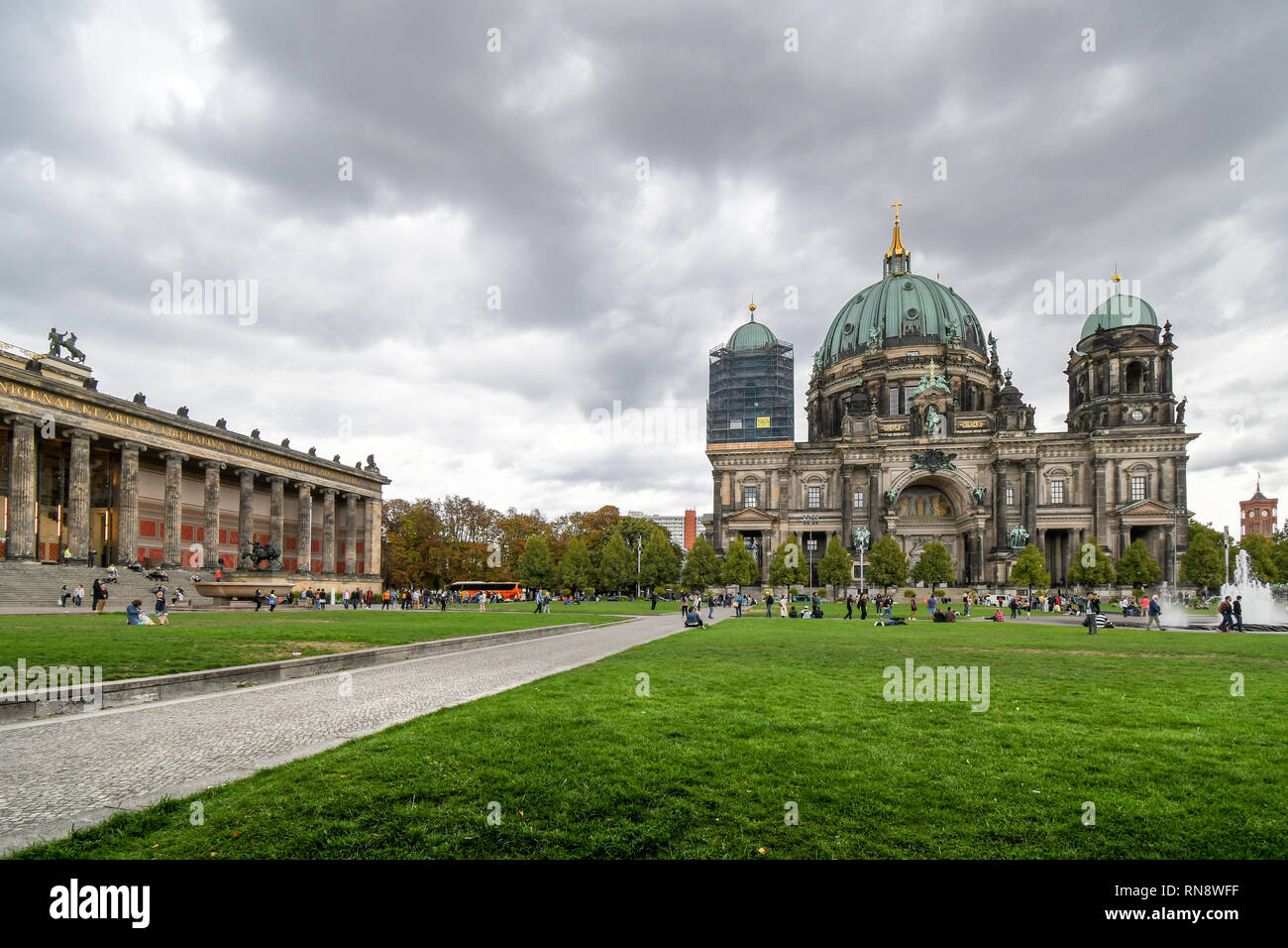 Touristen und Einheimische auf dem Lustgarten, eine öffentliche Grünanlagen vor der Kathedrale und Altes Museum auf der Museumsinsel in Berlin Deutschland befindet Stockfoto