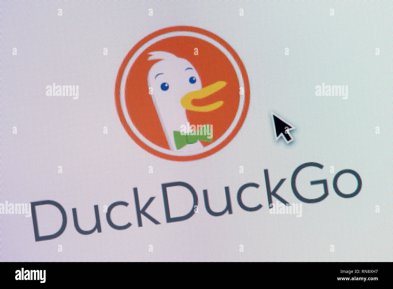 Das Logo von DuckDuckGo ist auf einem Bildschirm gesehen zusammen mit einer Maus Cursor (nur redaktionelle Nutzung) Stockfoto