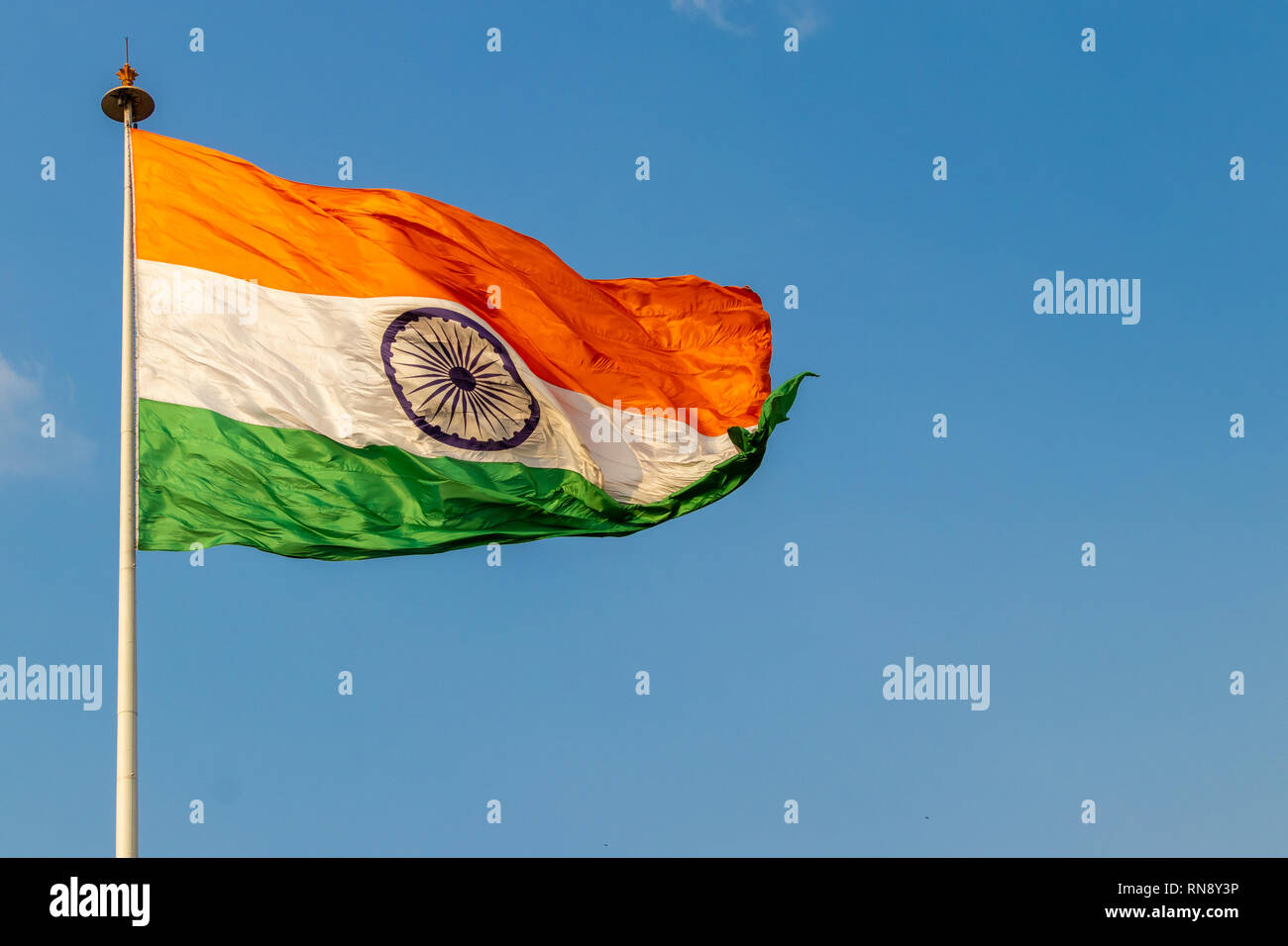 Flagge von Indien ist einer horizontalen rechteckigen tricolor der tiefen Safran, Weiß und Grün mit der ashoka Chakra in Zentrum Stockfoto
