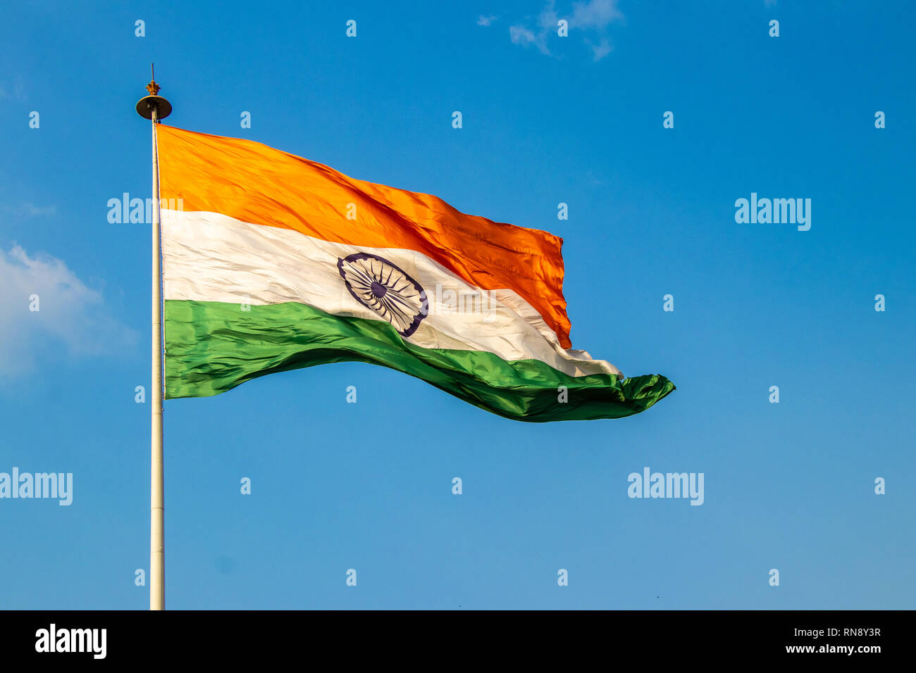Flagge von Indien ist einer horizontalen rechteckigen tricolor der tiefen Safran, Weiß und Grün mit der ashoka Chakra in Zentrum Stockfoto