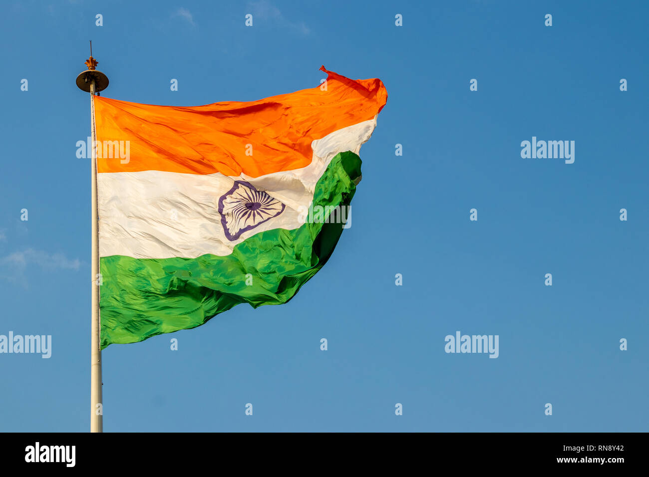 Flagge von Indien ist einer horizontalen rechteckigen tricolor der tiefen Safran, Weiß und Grün mit der ashoka Chakra in Zentrum Stockfoto
