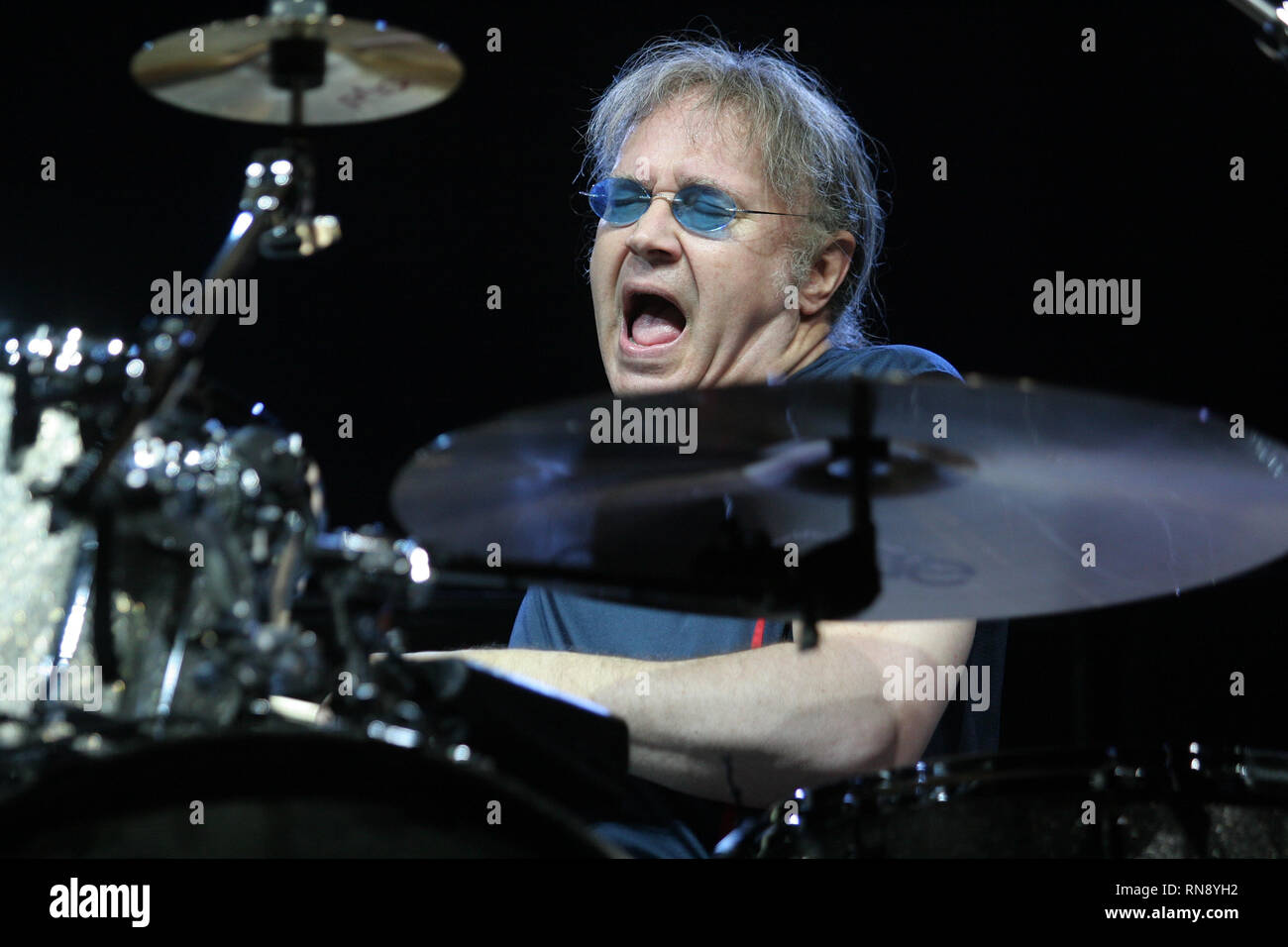 Deep Purple Schlagzeuger Ian Paice ist dargestellt auf der Bühne während einer "live"-Konzert aussehen. Stockfoto