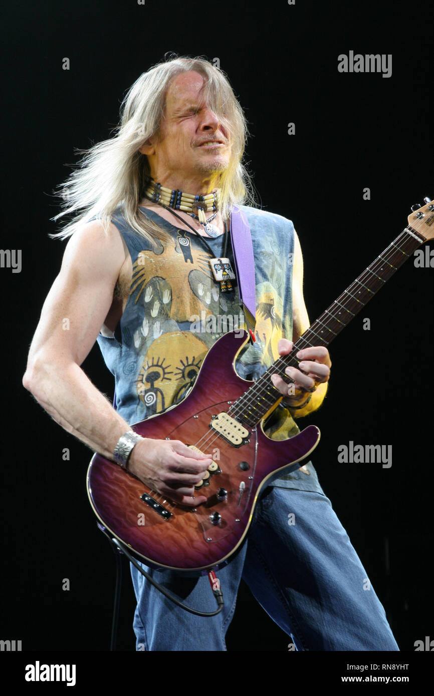 Deep Purple Gitarrist Steve Morse ist dargestellt auf der Bühne während einer "live"-Konzert aussehen. Stockfoto