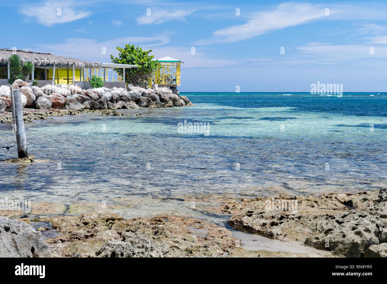 Restaurant an der Küste Ozean Felsen auf der tropischen Insel der Karibik. Sonnigen Tag klares Wasser Sommerferien. Stockfoto